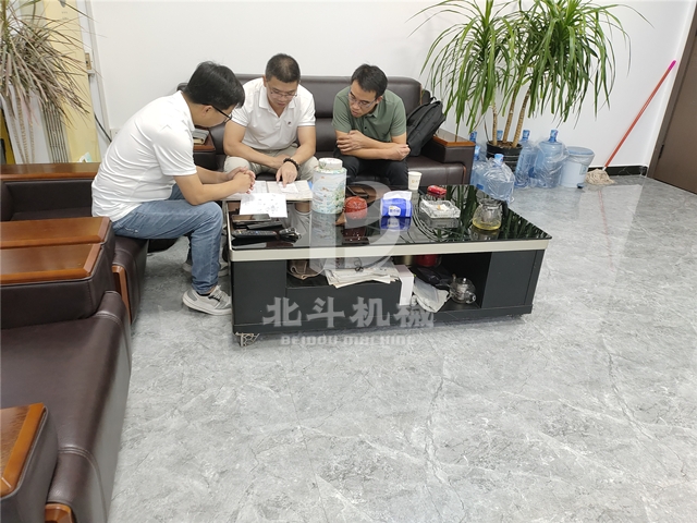 周經(jīng)理與廣州客戶就木屑炭化爐的技術(shù)問(wèn)題展開交流