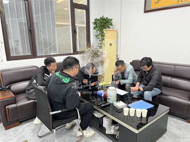 打造高標(biāo)準的麻桿炭化爐,廣東客戶慕名而來